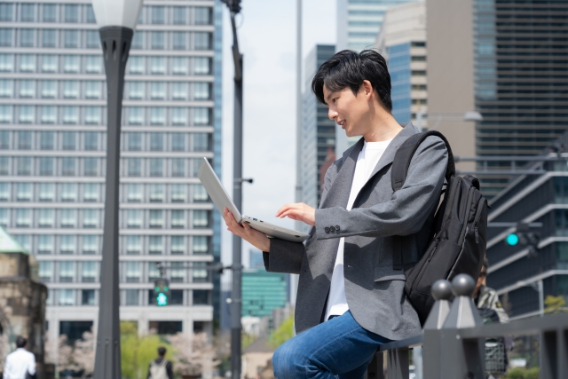 オフィス街で働く若手エンジニア